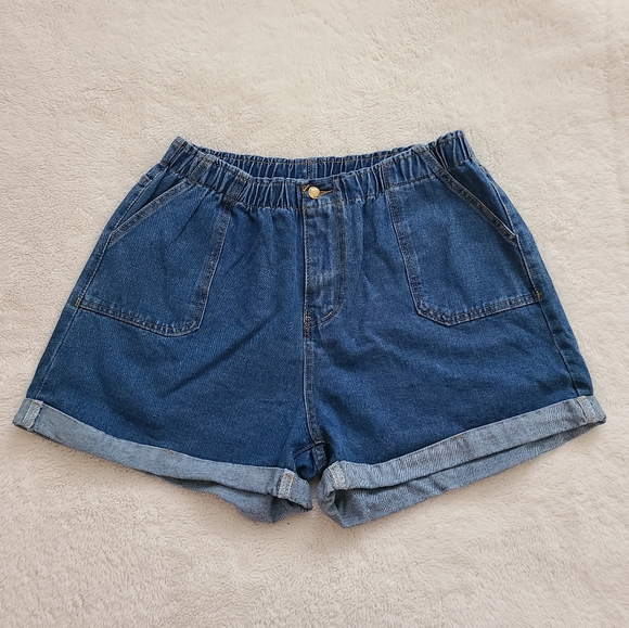 SHEIN Curve Slant Pocket Roll Hem Denim Shorts - Picture 3 of 5